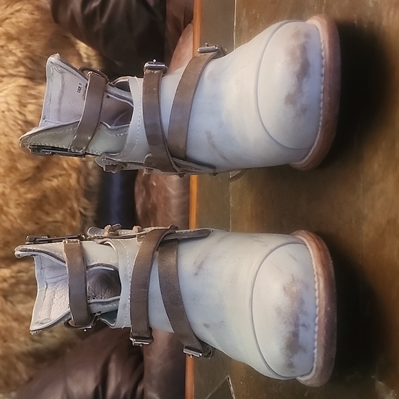 Feebird Distressed Ice Crue Ankle Booties. Size: 7 - Picture 4 of 7